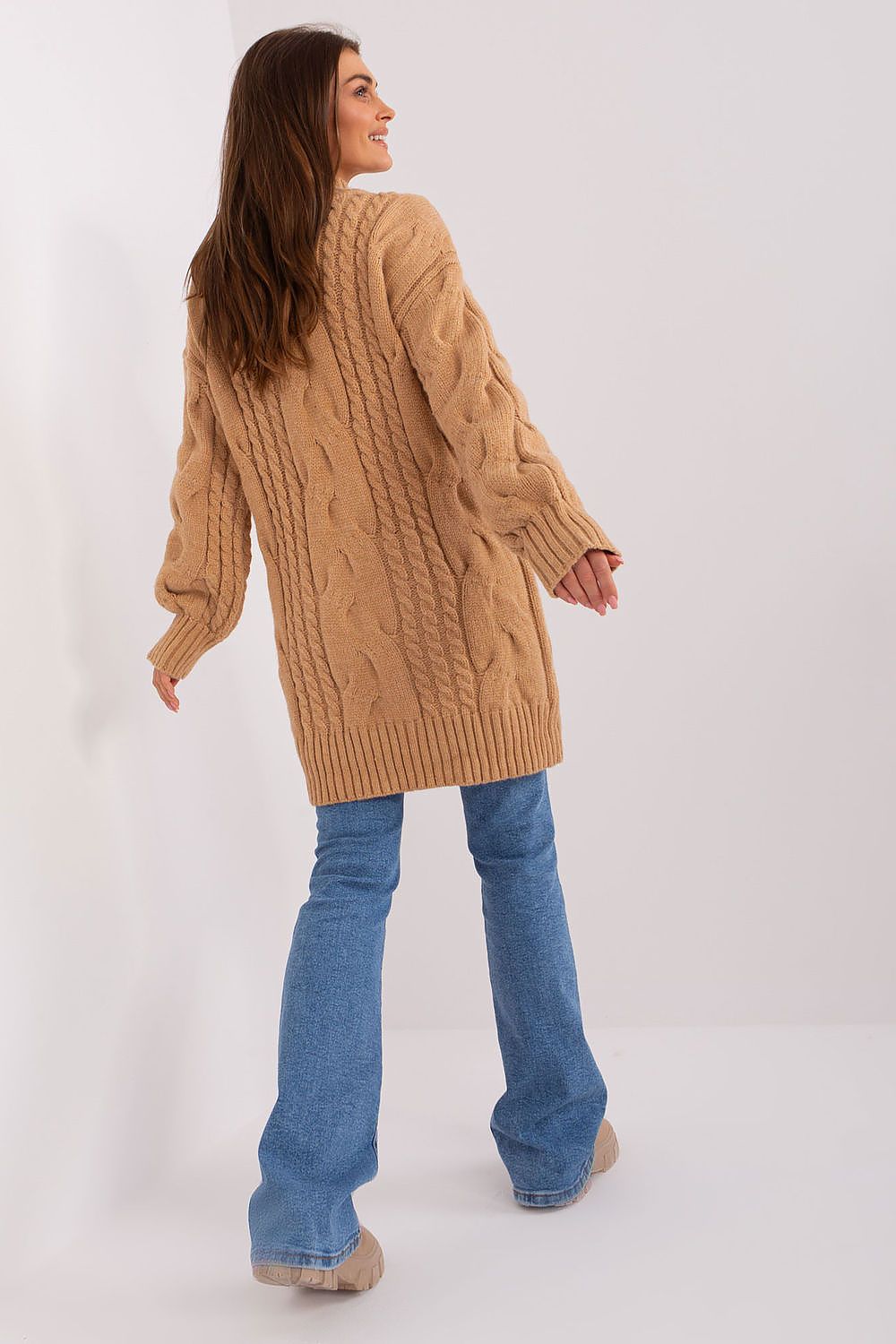 AT's luxurious long oversized jumper, designed with a chic variegated texture, ideal for comfort and elegance.