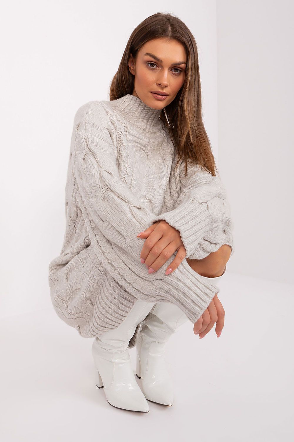Elegant long sleeves of the oversized turtleneck jumper made by AT, emphasizing comfort and modern fashion.