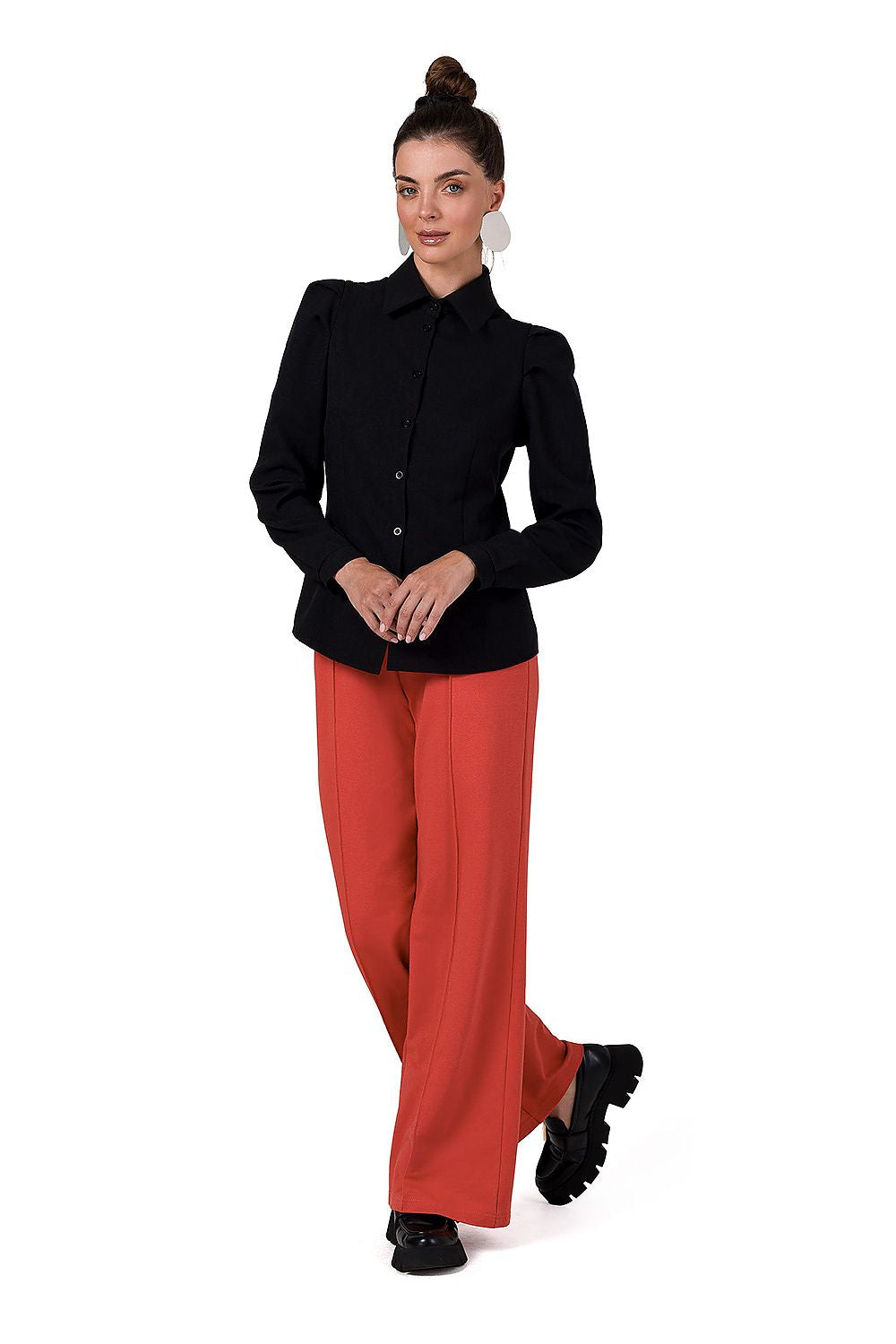 Full-length view of the BeWear long sleeve shirt with a semicircle cut, combining comfort and elegance.