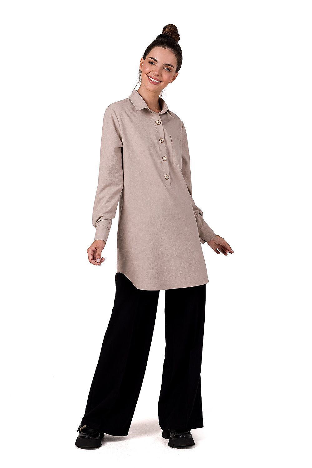 Comfortable loose-cut BeWear Tunic featuring an unbuttoned pleat and sophisticated collar, perfect for stylish casual outings, designed in Poland.