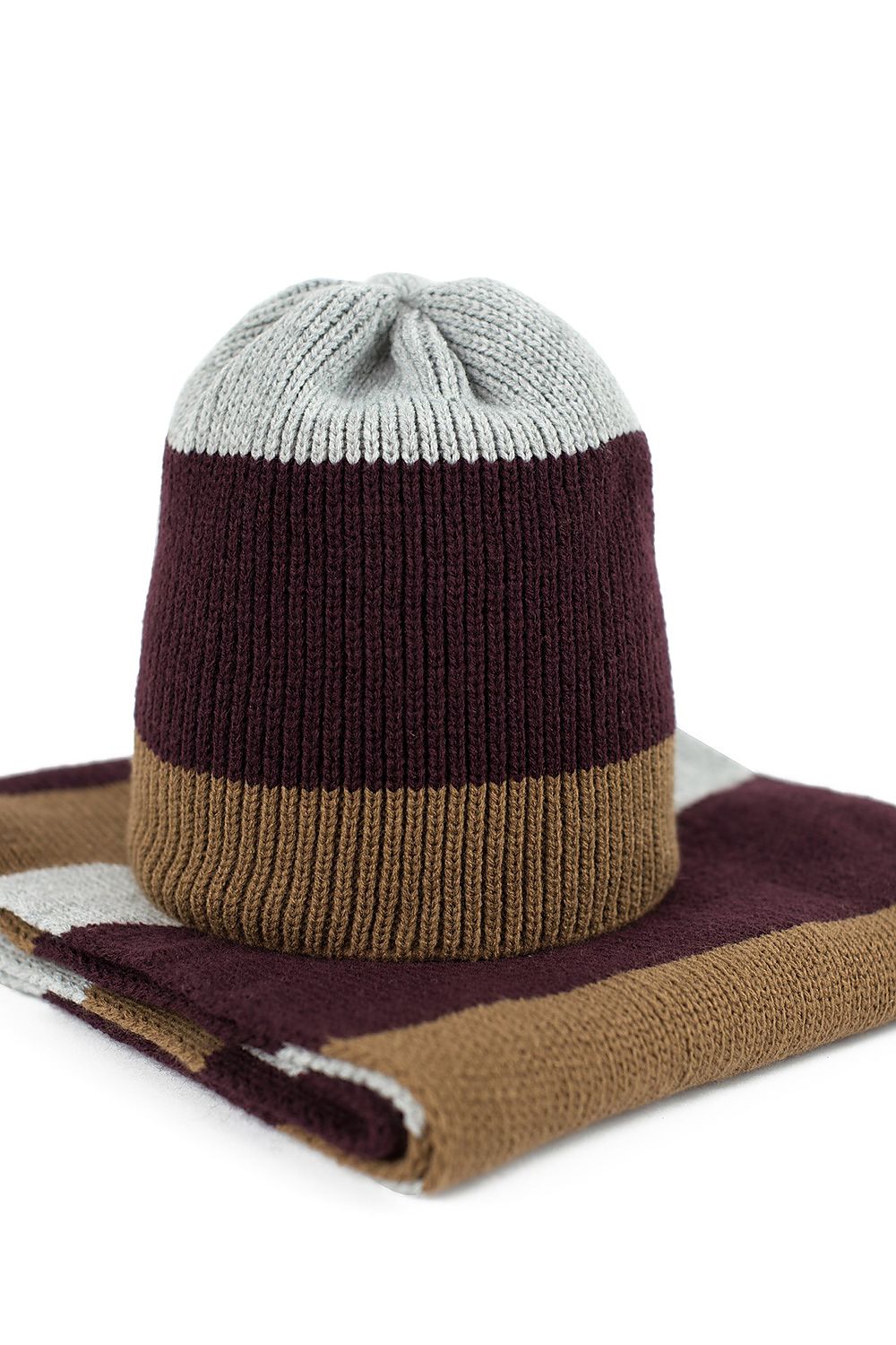 Luxury Acrylic Winter Hat and Scarf Set by Art of Polo showcasing classic style and stretchy comfort, perfect for a chic winter look.