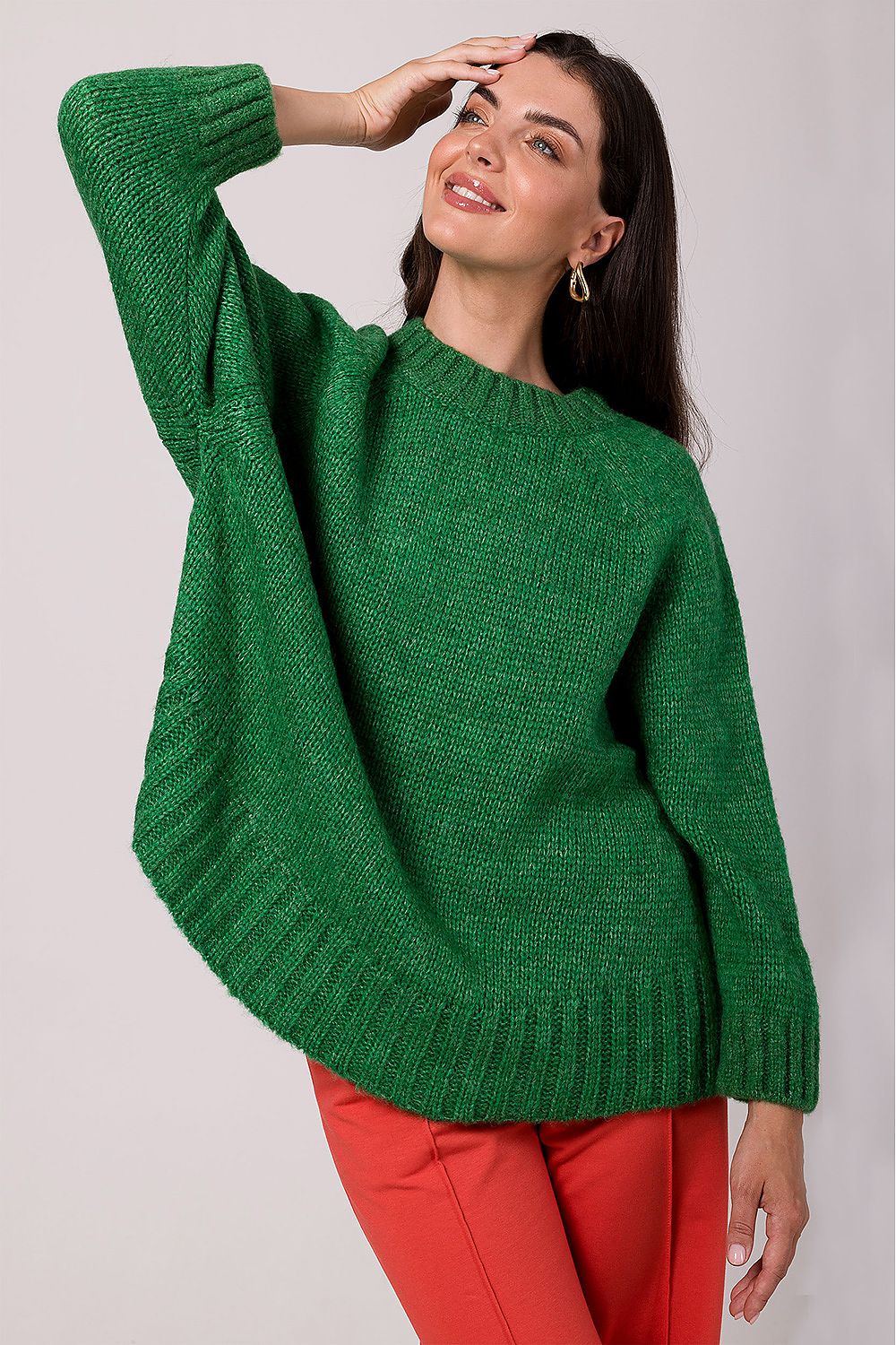 Luxury women's oversized knit jumper with batwing sleeves in soft ribbed yarn, designed for elegance and comfort.