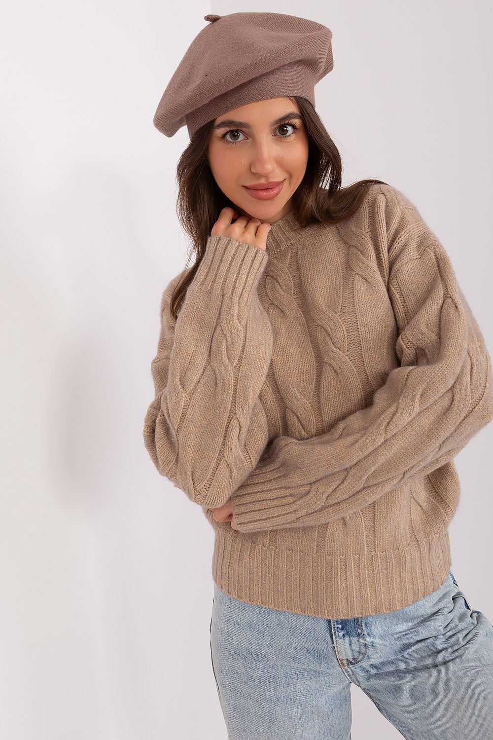 Chic plain beret with delicate antenna, showcasing luxurious fabric blend of acrylic, cotton, and cashmere, perfect for adding elegance and style to any outfit.