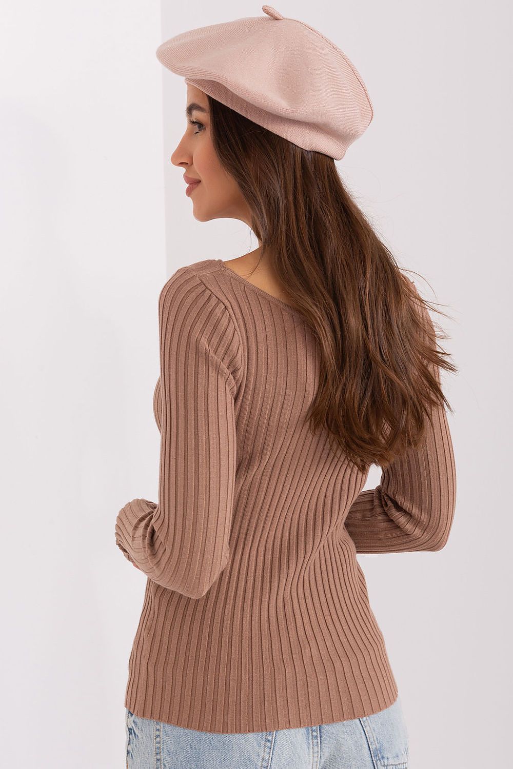 Fashionable plain beret with a refined design, complemented by a delicate antenna, perfect accessory for a chic look.