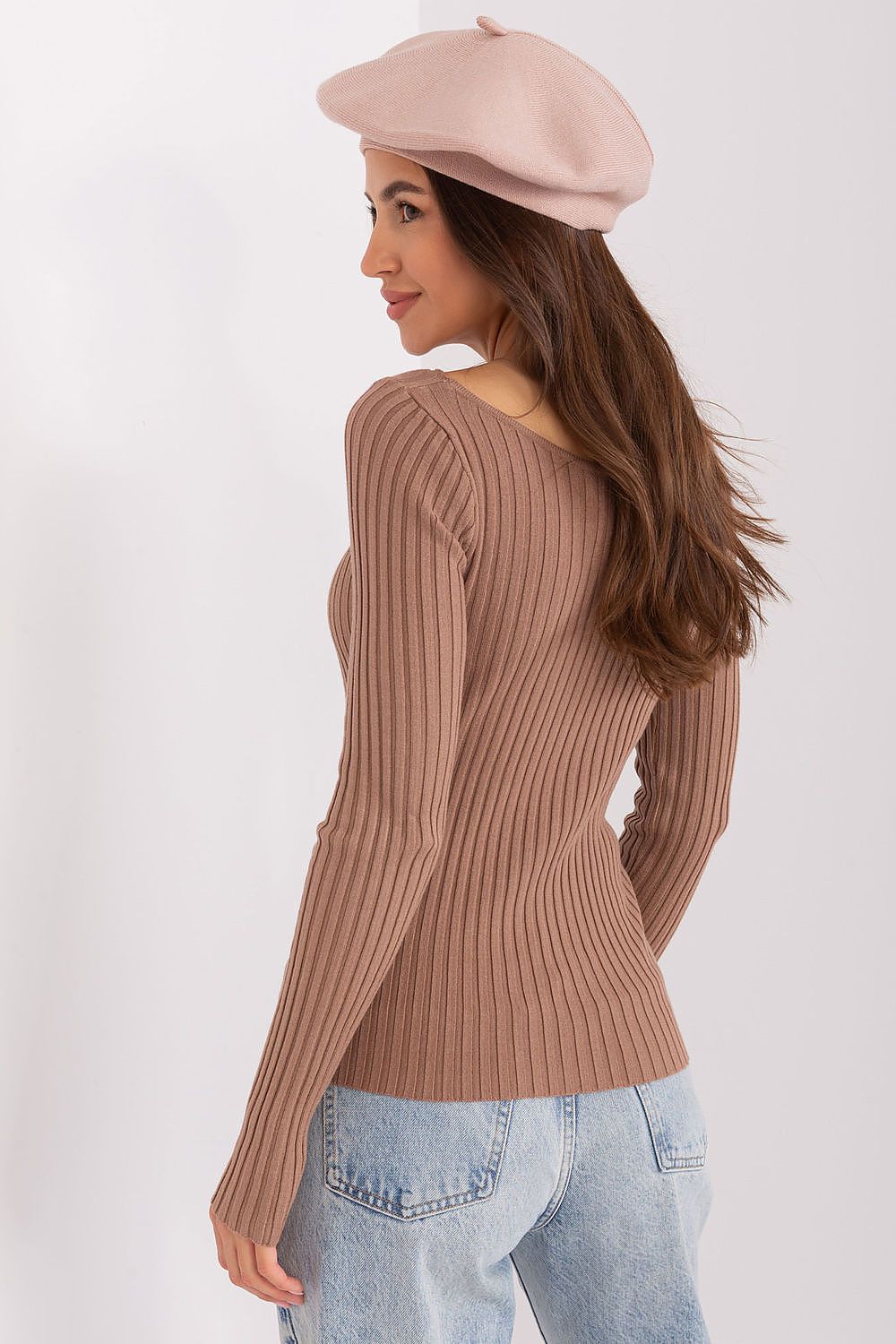 Stylish beret featuring a unique antenna detail, made from a luxurious blend of acrylic, cotton, and cashmere for a chic and elegant finish.