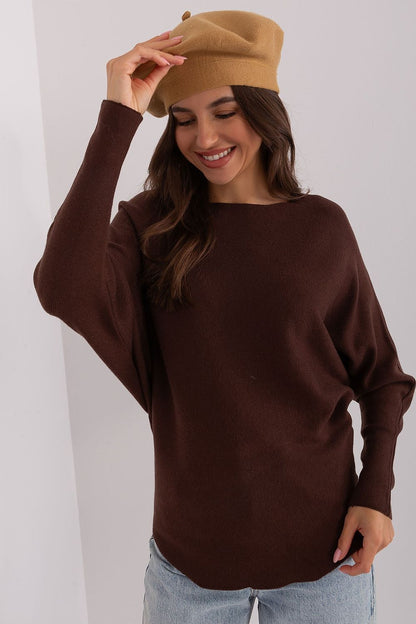 Elegant chic plain beret crafted from 50% acrylic, 30% cotton, and 20% cashmere, featuring a delicate antenna, perfect accessory for a fashionable look.