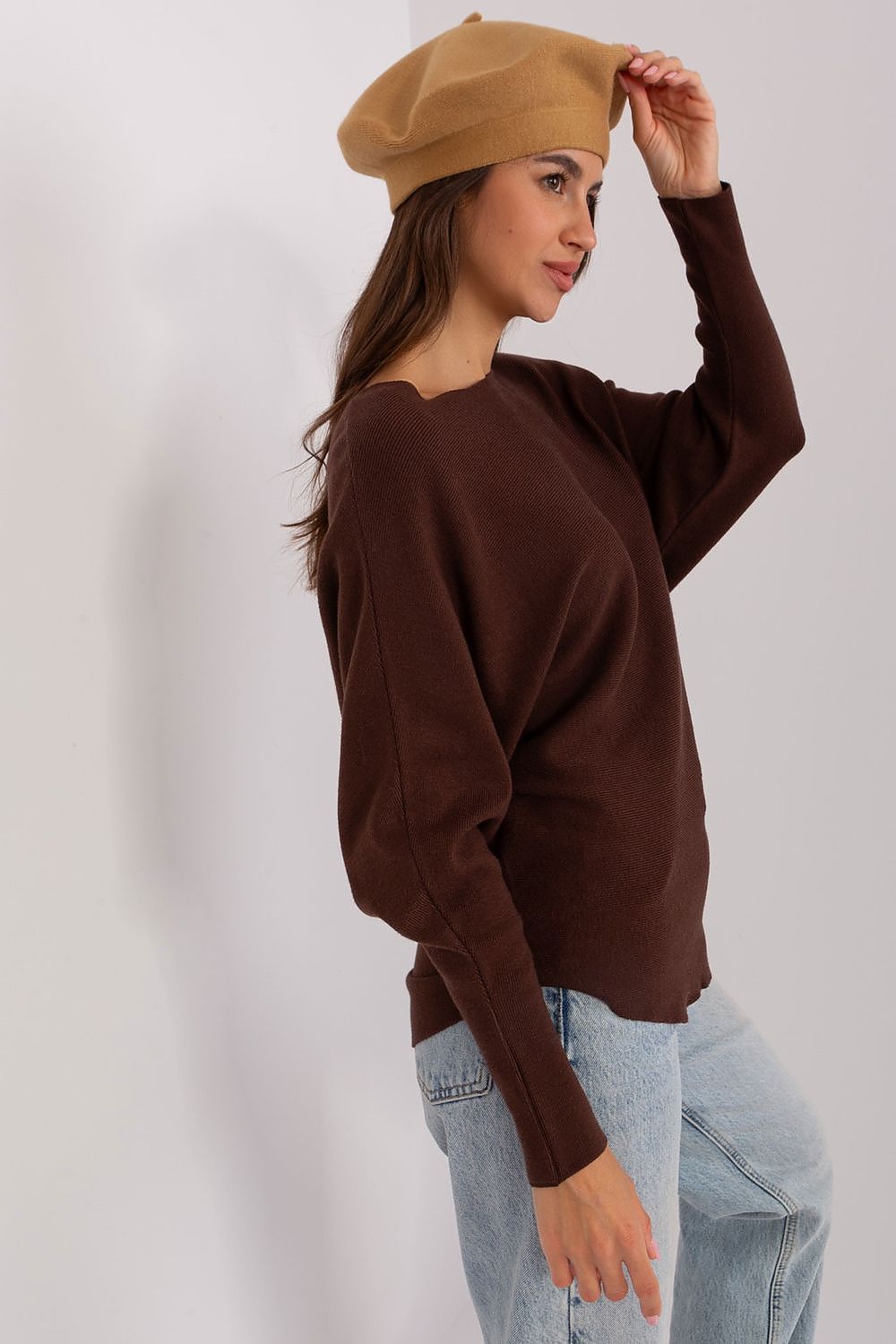 Close-up view of a luxurious plain beret with a delicate antenna, showcasing the premium blend of acrylic, cotton, and cashmere for ultimate comfort and style.