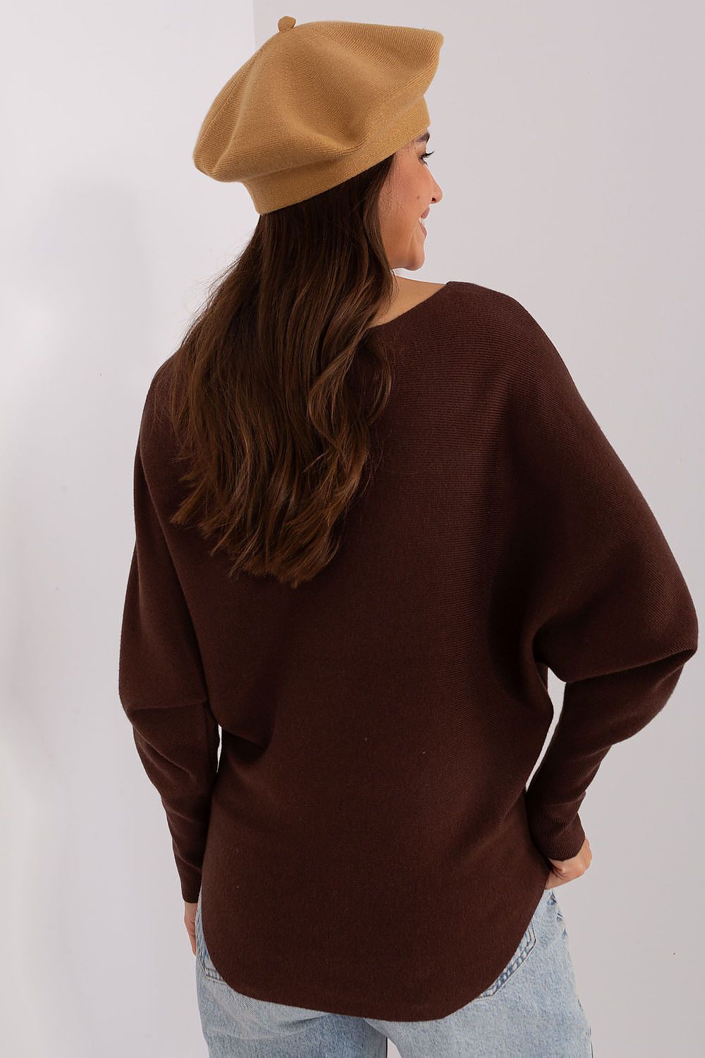 Stylish plain beret displayed on a neutral background, emphasizing its chic design and the softness of its acrylic, cotton, and cashmere composition.