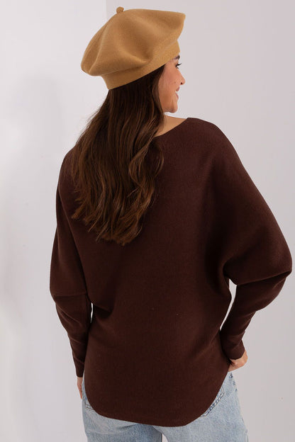 Stylish plain beret displayed on a neutral background, emphasizing its chic design and the softness of its acrylic, cotton, and cashmere composition.