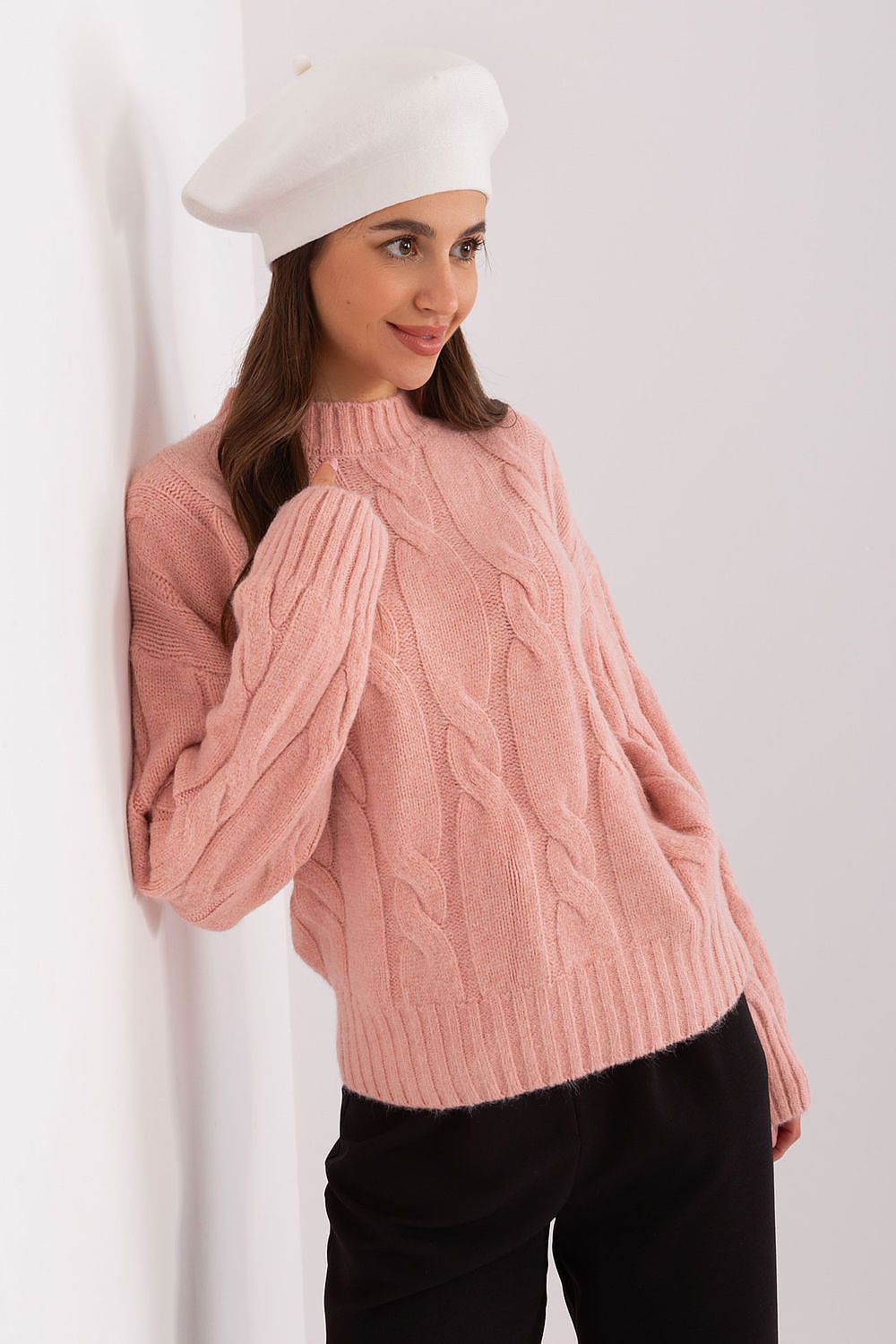 Beret from a fashionable perspective, featuring delicate antenna details and luxuriously soft fabric blend, ideal for stylish accessorising.