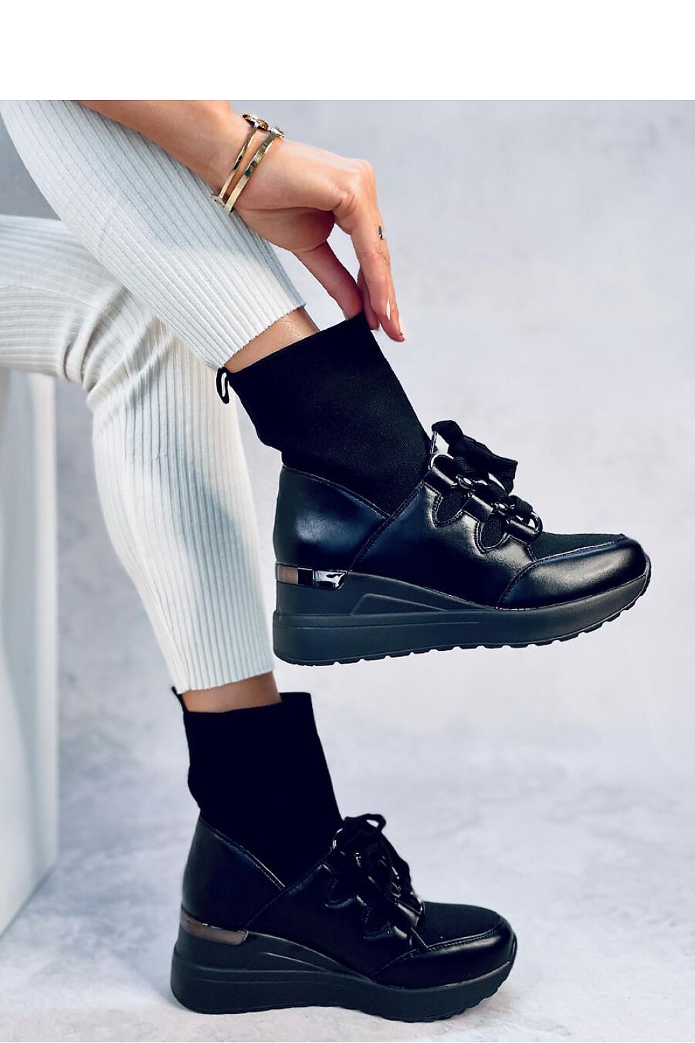 Side profile of Inello women's buskin boots with a 6.5 cm heel, highlighting the slim fit design and premium ecological leather finish.