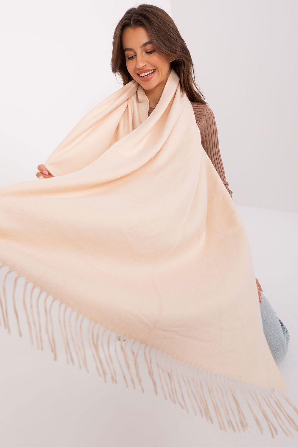 Luxurious 196 cm warm polyester scarf with decorative tassels for elegant winter styling.