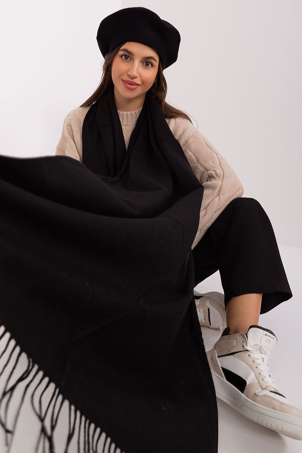 Sophisticated winter accessory: 196 cm length scarf made of soft warm polyester with elegant tassels.