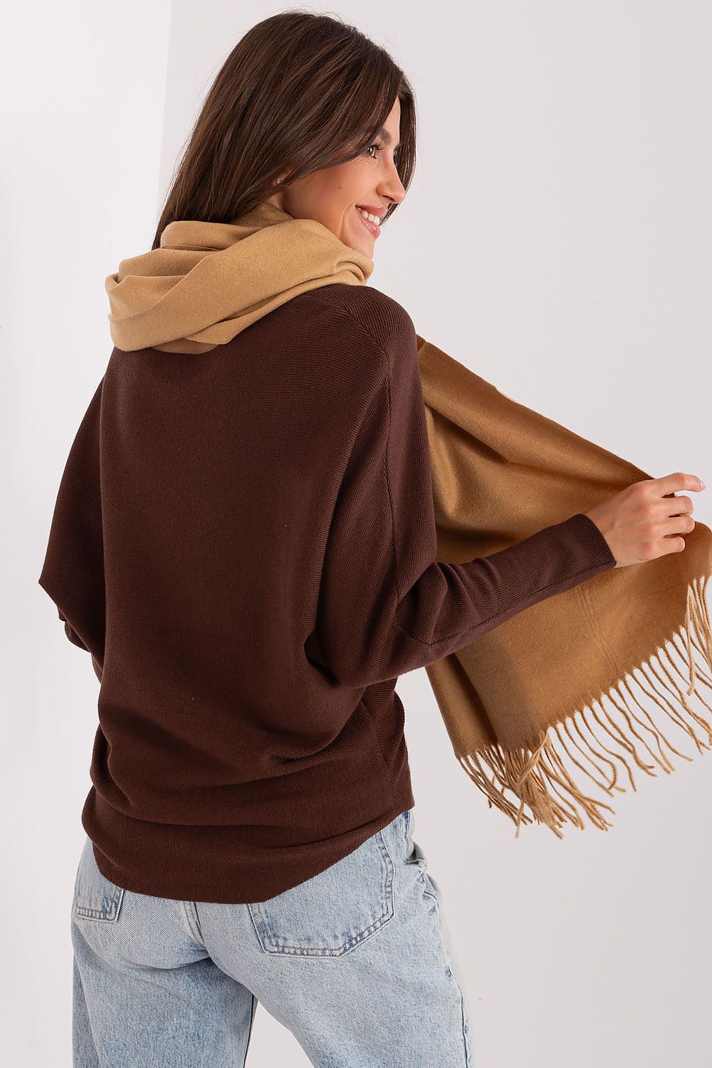 Elegant 196 cm warm polyester scarf showcasing decorative tassels, perfect accessory for winter elegance.