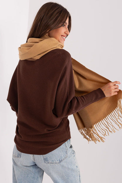 Elegant 196 cm warm polyester scarf showcasing decorative tassels, perfect accessory for winter elegance.