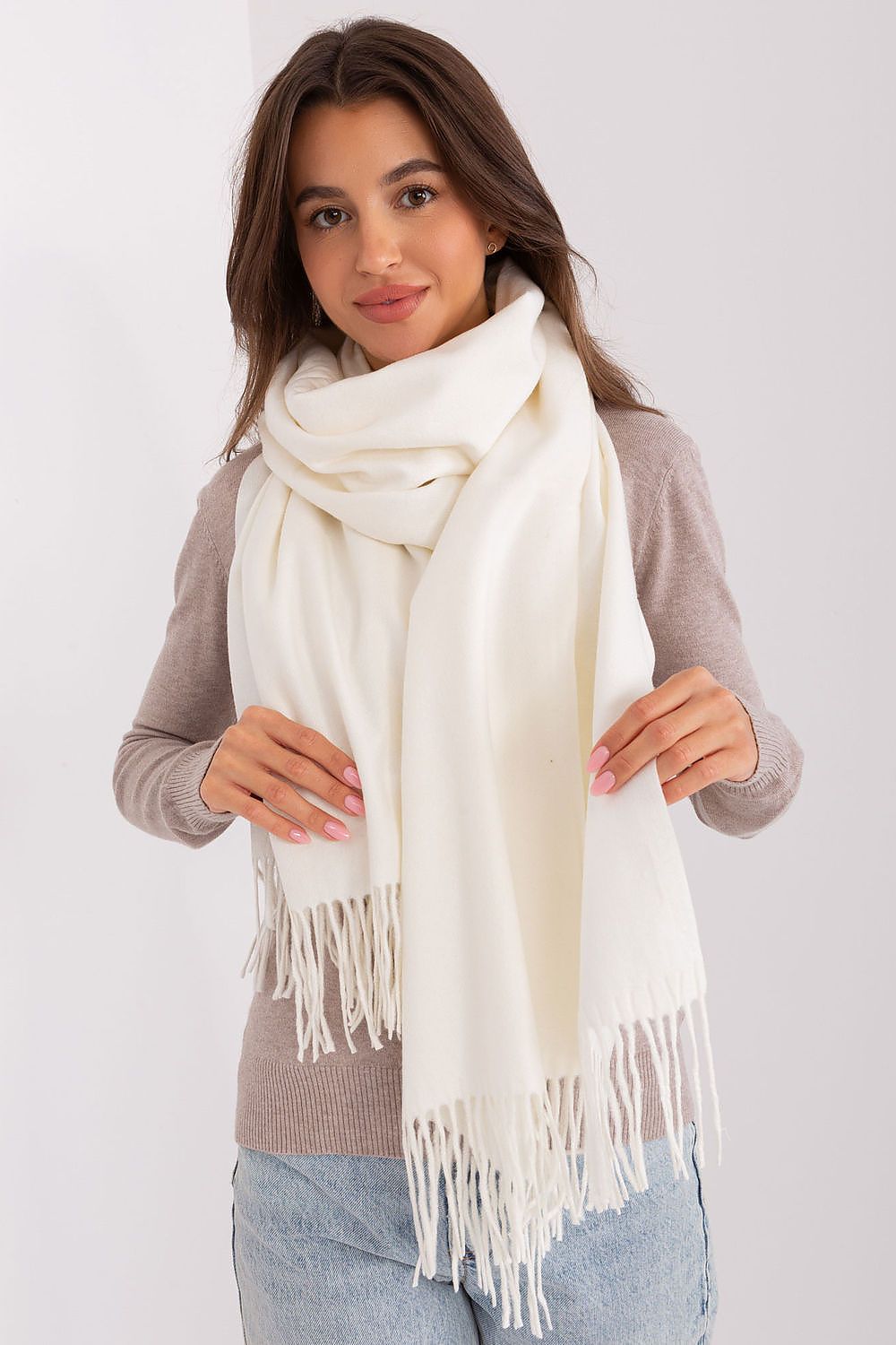 Luxurious 196 cm polyester scarf in rich colours, featuring elegant decorative tassels, perfect for winter fashion.