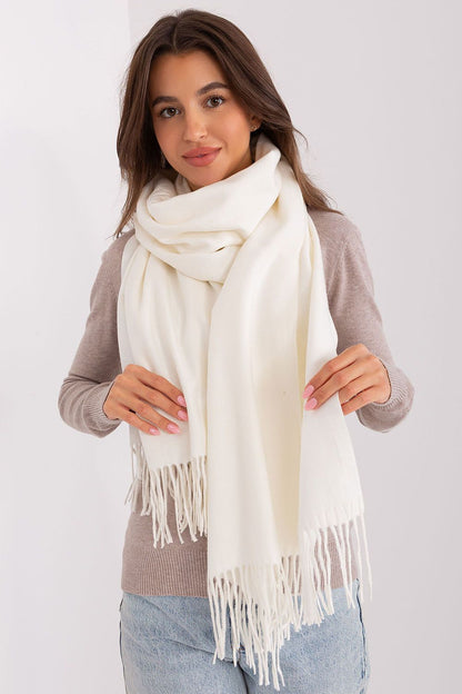 Luxurious 196 cm polyester scarf in rich colours, featuring elegant decorative tassels, perfect for winter fashion.