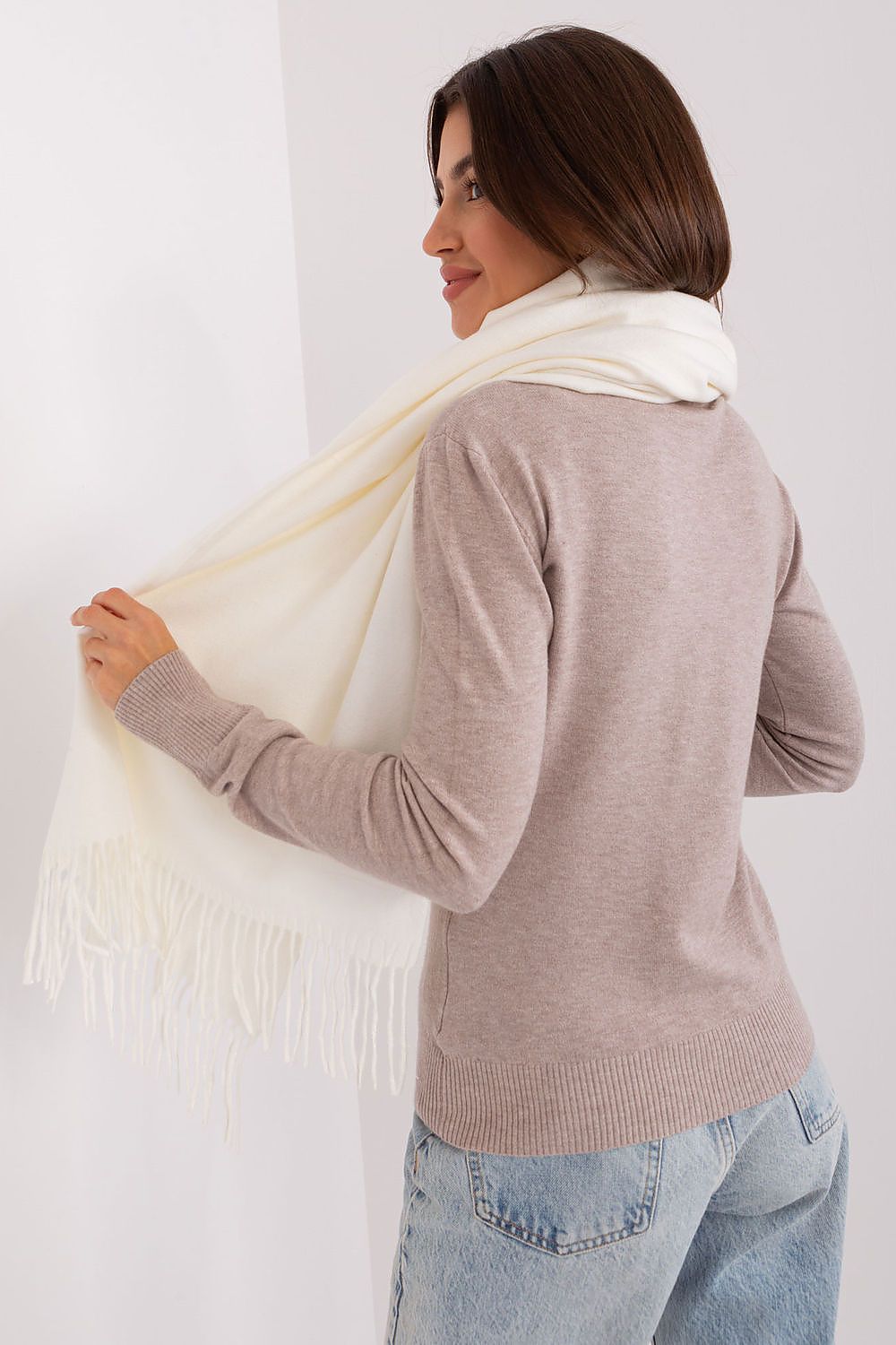 Sophisticated long polyester scarf, measuring 196 cm, adorned with decorative tassels, ideal accessory for winter elegance.