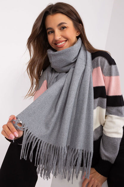 Elegant winter scarf made of warm polyester, 196 cm in length, featuring decorative tassels for a touch of luxury.