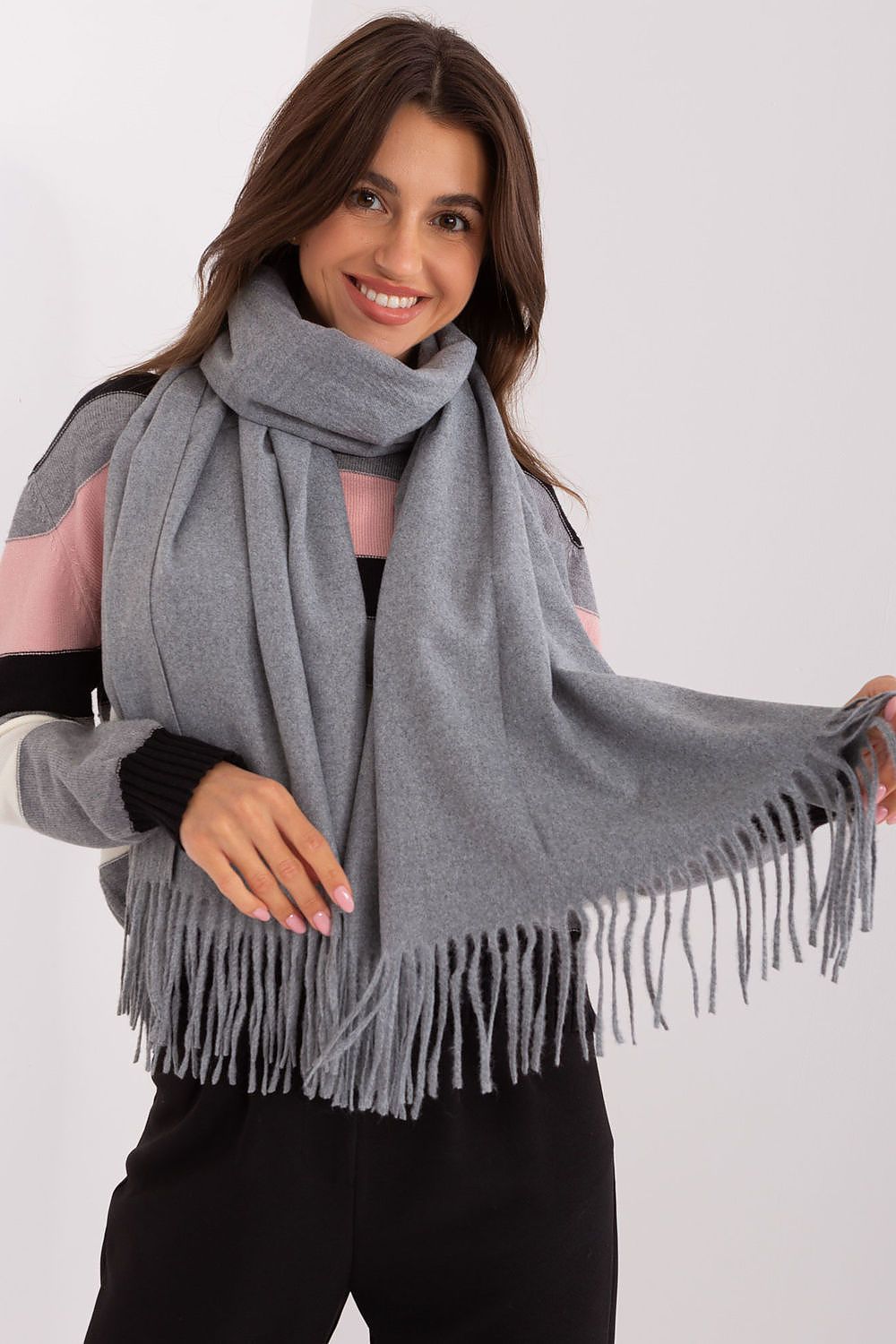 Luxurious 196 cm warm polyester scarf in elegant winter style with decorative tassels, perfect for cold weather fashion.