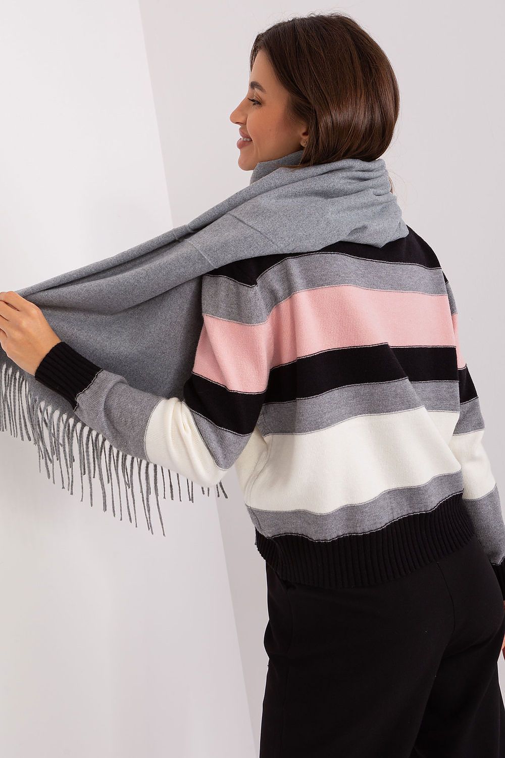 Chic 196 cm long warm scarf made of 100% polyester, featuring decorative tassels, ideal accessory for winter elegance.
