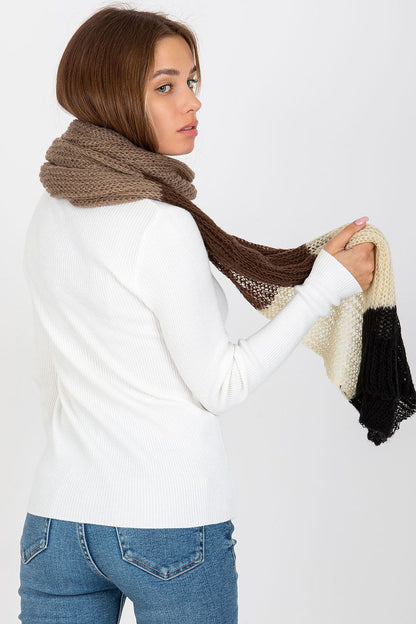 Fashionable 220 cm shawl, crafted from 100% acrylic, adding colour and elegance to winter outfits.