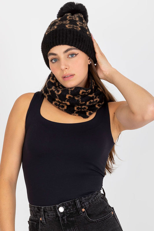 Luxurious 100% acrylic winter cap with a stylish pom-pom, designed for ultimate warmth and elegance.