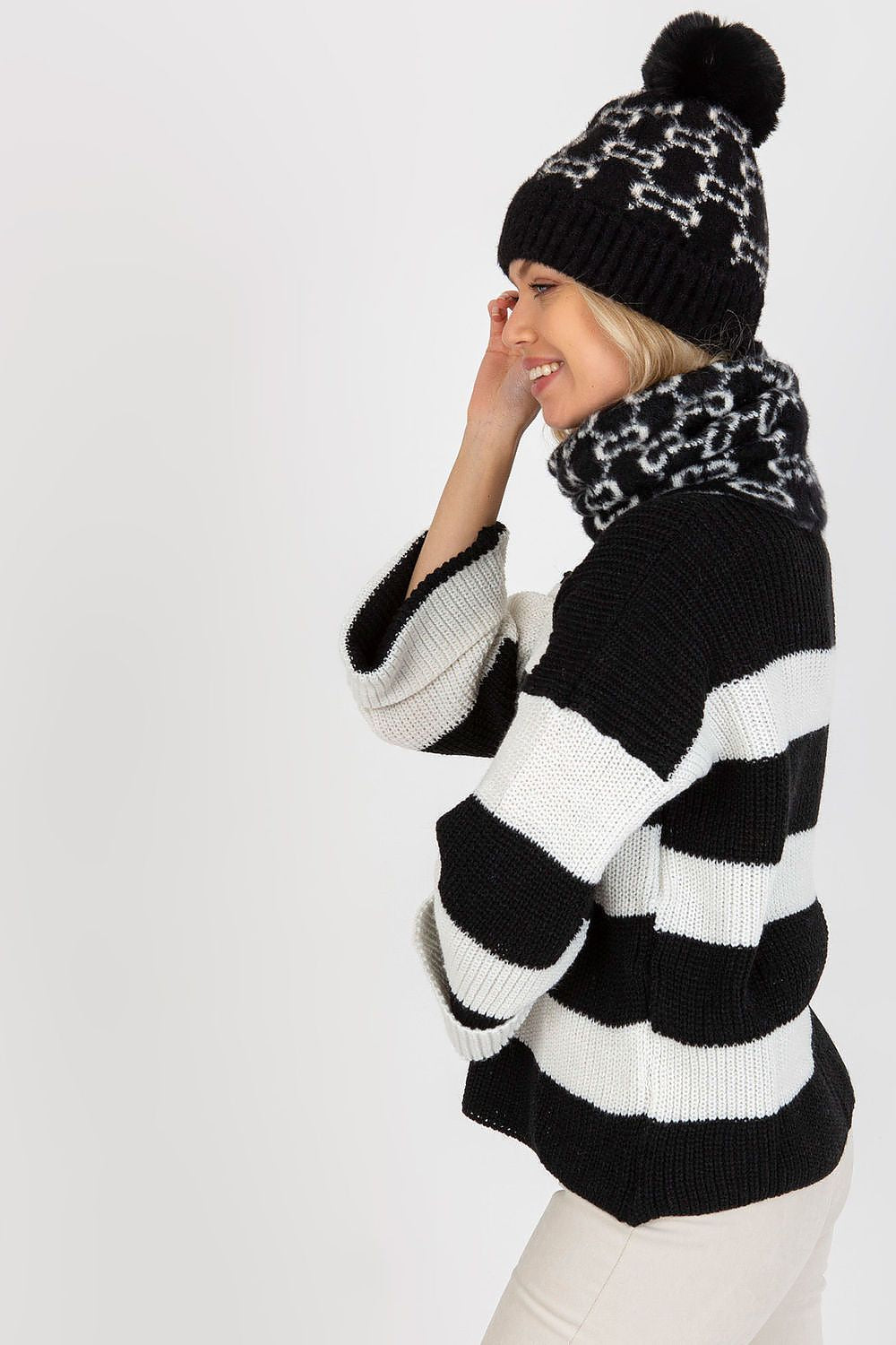 Elegant 100% acrylic winter cap with a sophisticated wide welt and vibrant pom-pom, perfect for chic winter fashion.