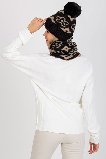 Elegant winter cap with prominent pom-pom and wide welt, made from 100% acrylic for premium comfort and style.