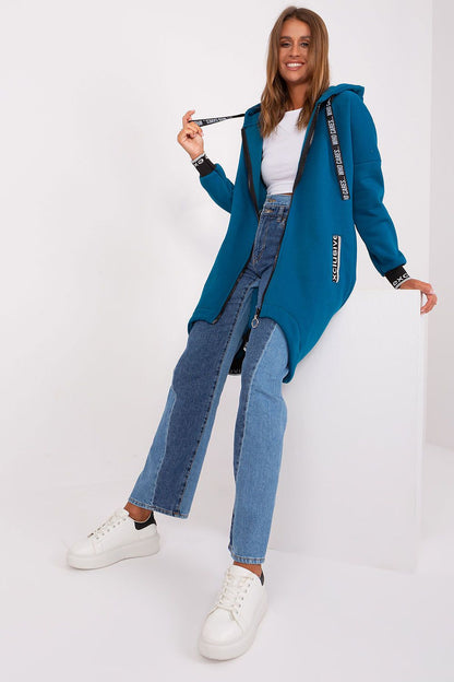 Practical pockets detail of the luxury cotton blend extended sweatshirt, combining style and functionality.