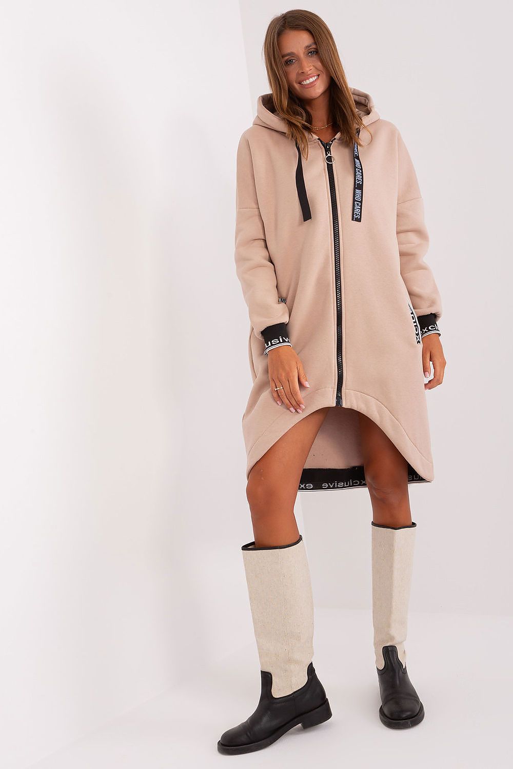 Extended sweatshirt featuring practical pockets and hood, ideal for sporty style and versatile everyday wear for the modern individual.