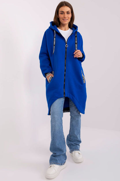 Extended sweatshirt displayed on a stylish mannequin, showcasing its sporty design, long sleeves, and elegant hood, perfect for cooler days.