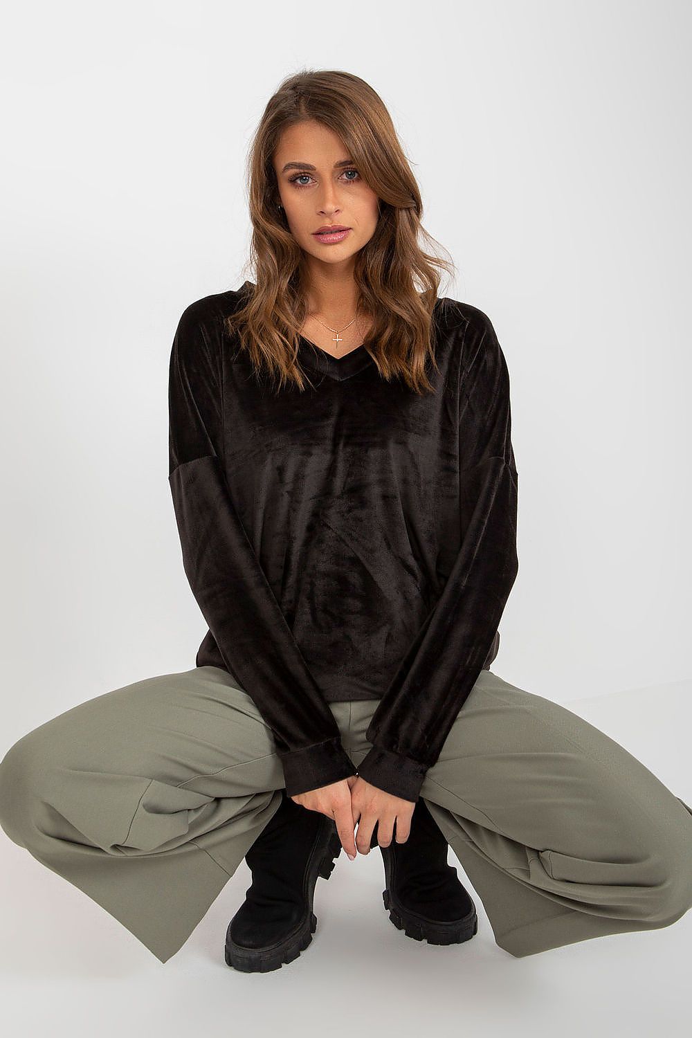 Detailed view of the V-shaped neckline of the luxury velour sweatshirt, emphasising its sophisticated and elegant style.