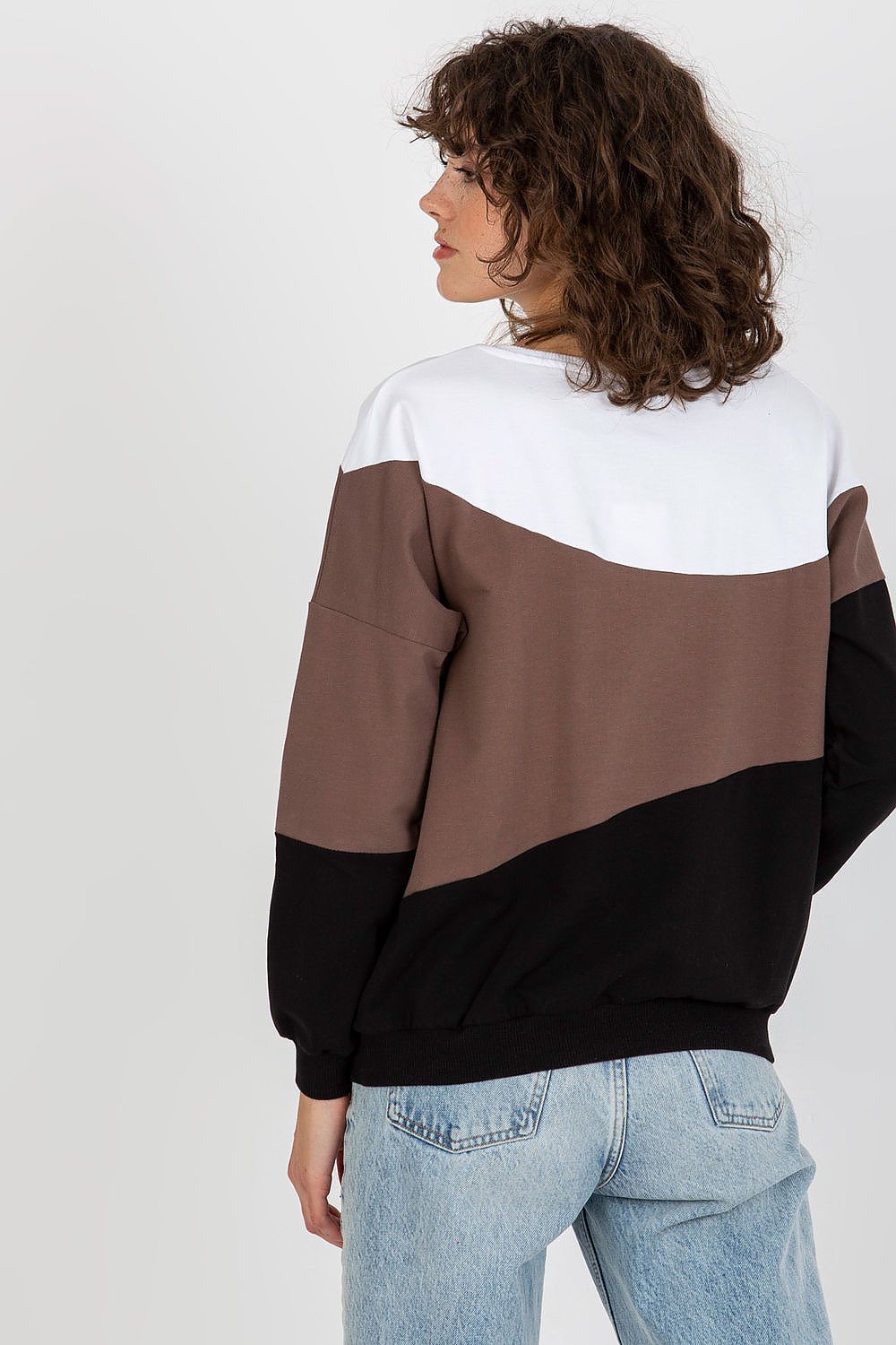 Stylish Relevance Sweatshirt with a refined fit, adorned with eye-catching details, making it an essential addition to a luxurious casual wardrobe.