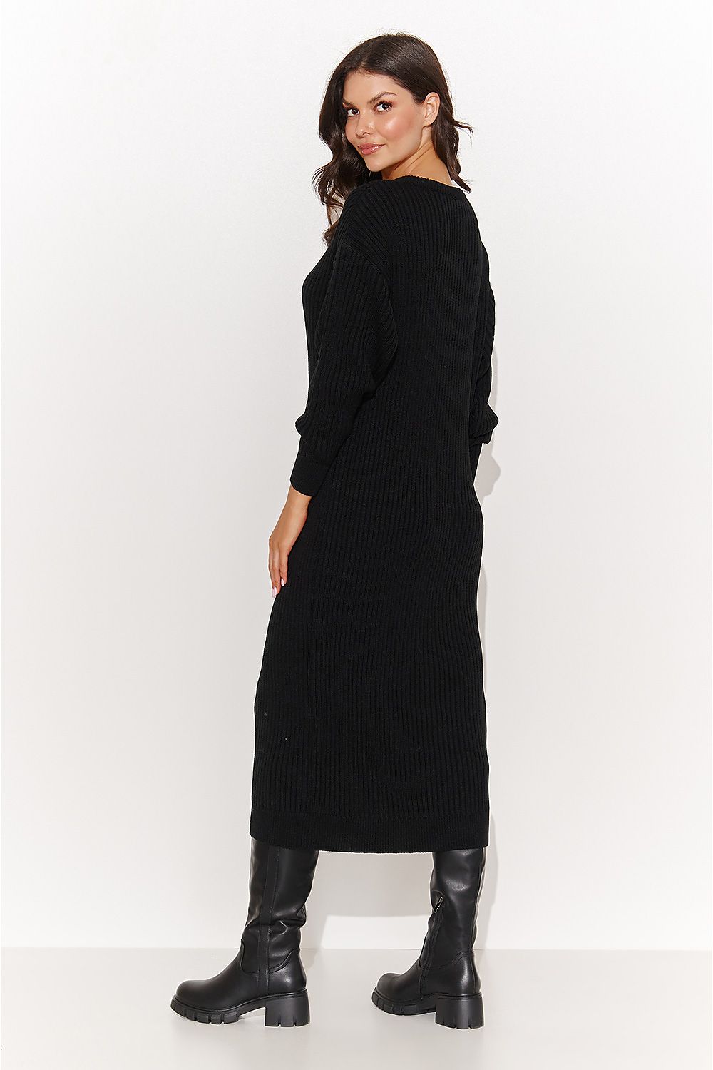 Chic Numinou long sleeve sweater dress in classic black, ideal for casual meetings and refined occasions, highlighting feminine elegance.