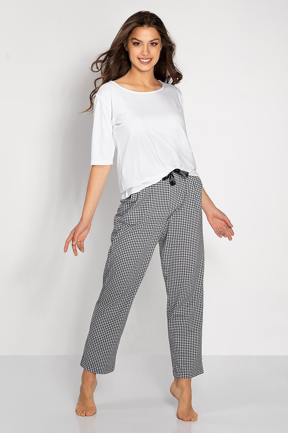 Elegant cotton pyjama set with pockets from Momenti Per Me featuring a short-sleeved blouse and oversized pants, showcasing luxury comfort for nightly relaxation.
