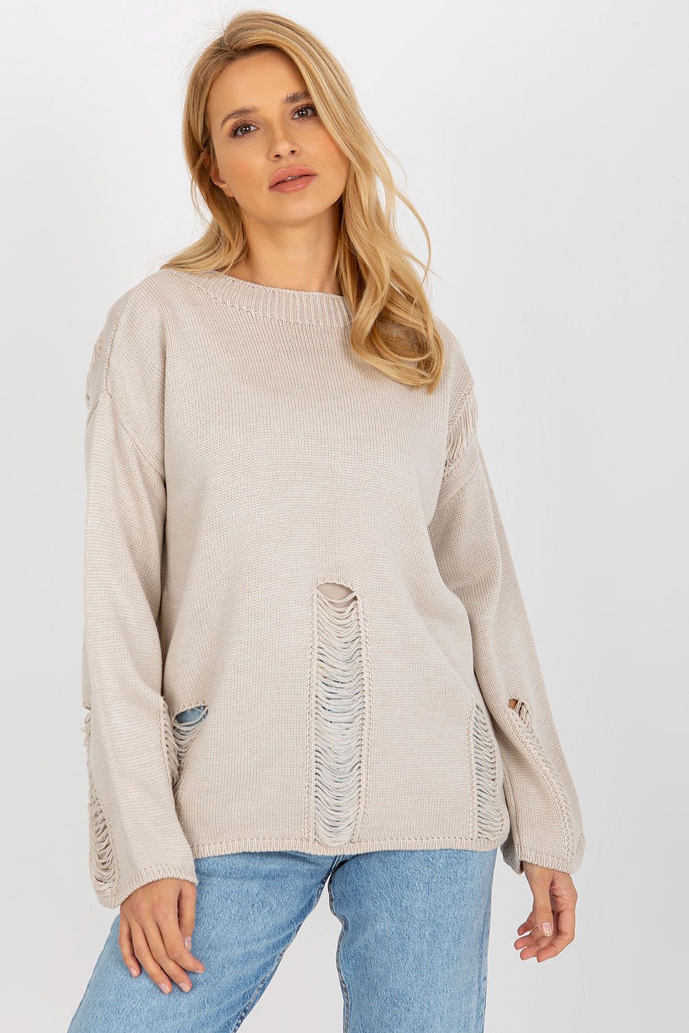 Stylish model wearing the Badu casual sweater with boat neckline, perfect for luxurious everyday wear.