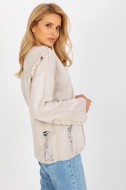 Casual outfit featuring the Badu casual sweater, paired with chic accessories for a sophisticated look.