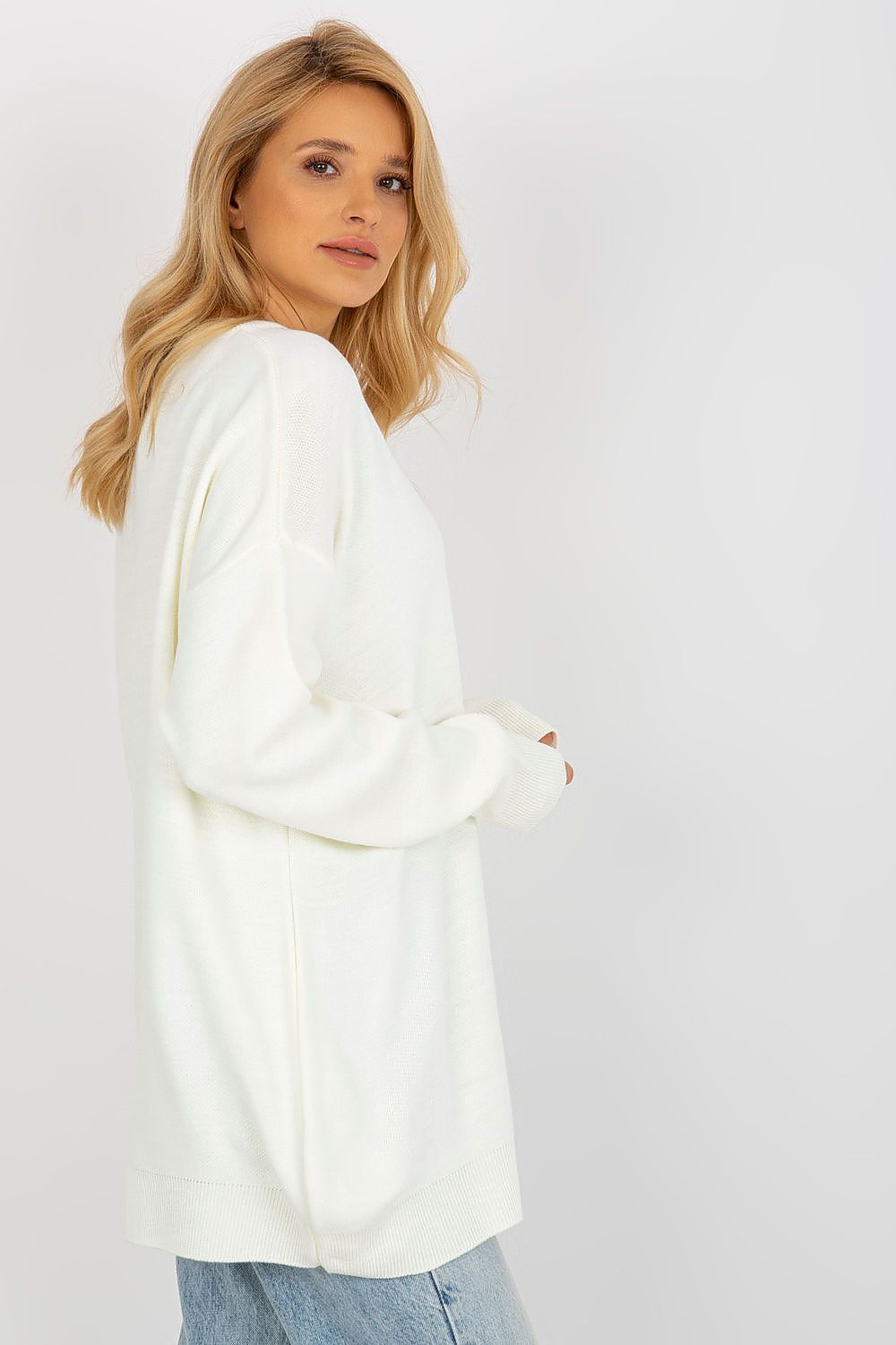 Model wearing the Badu wool-acrylic jumper, highlighting its elegant long cut and comfortable fit, ideal for elevating your winter wardrobe.