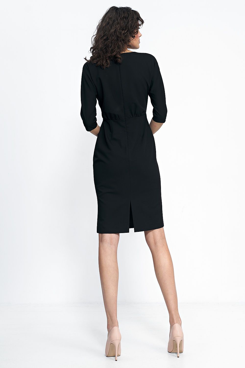 Close-up of the Nife elegant evening dress fabric, highlighting the delicate tulle neckline insertion that adds a touch of sophistication.