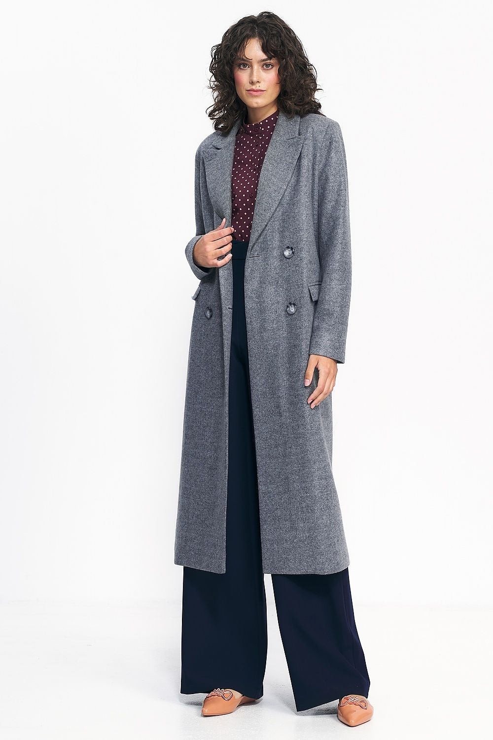 Fashionable oversized coat in grey, crafted with premium materials for a luxurious feel.