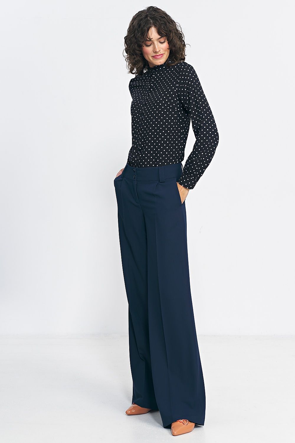 Model wearing Nife's elegant long sleeve button-down shirt, featuring a stand-up collar, paired with business attire for a chic and professional look.