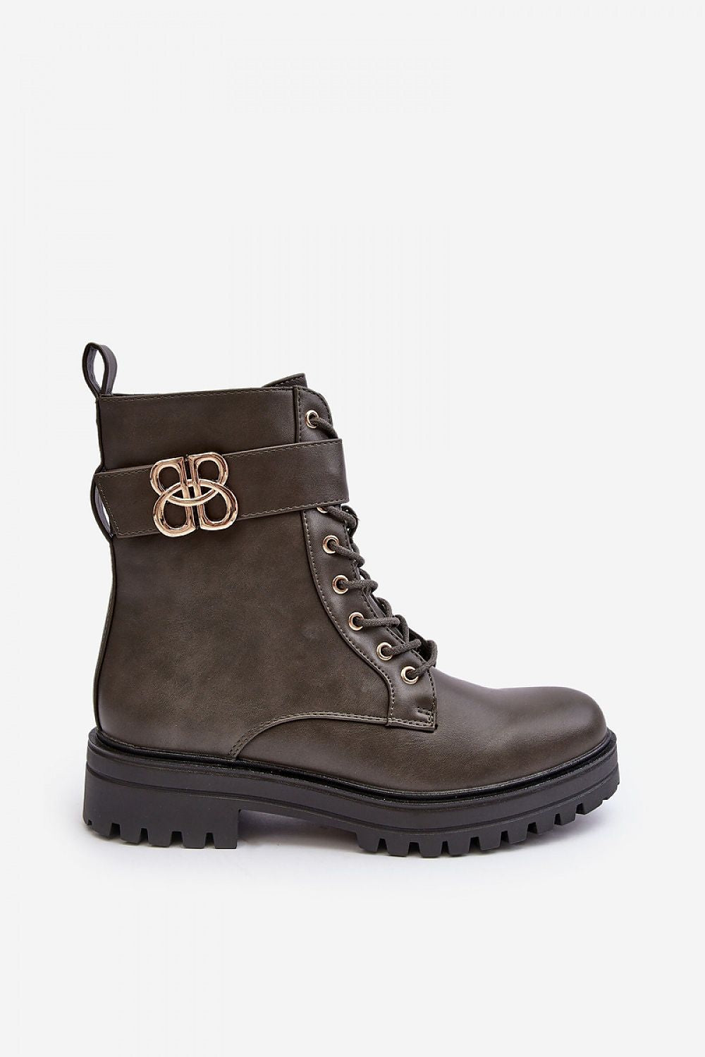 Stylish women's insulated boots with rounded toes and a secure zipper closure, exemplifying sophistication and quality craftsmanship.