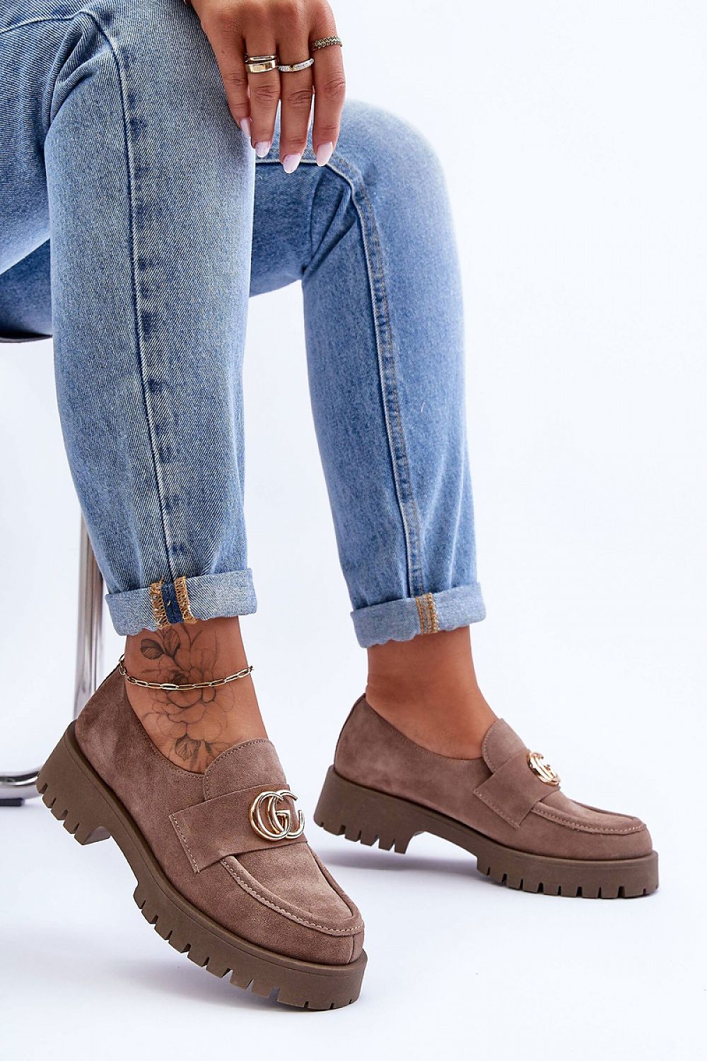 Elegant half shoes for women in natural leather with a robust platform and elastic fitting for comfort and sophistication.