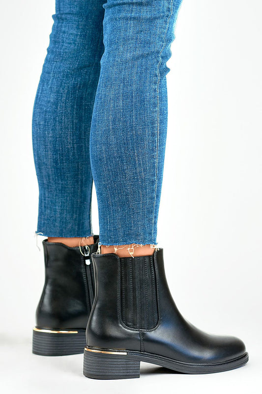 Luxury PRIMO ankle boots in eco leather, featuring a modern round toe design and practical inner zipper for effortless wear during the colder months.