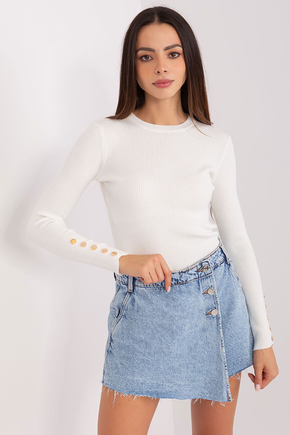 Fashionable autumn outfit featuring an elegant viscose sweater with ribbed texture and button sleeves, exuding luxury and style.
