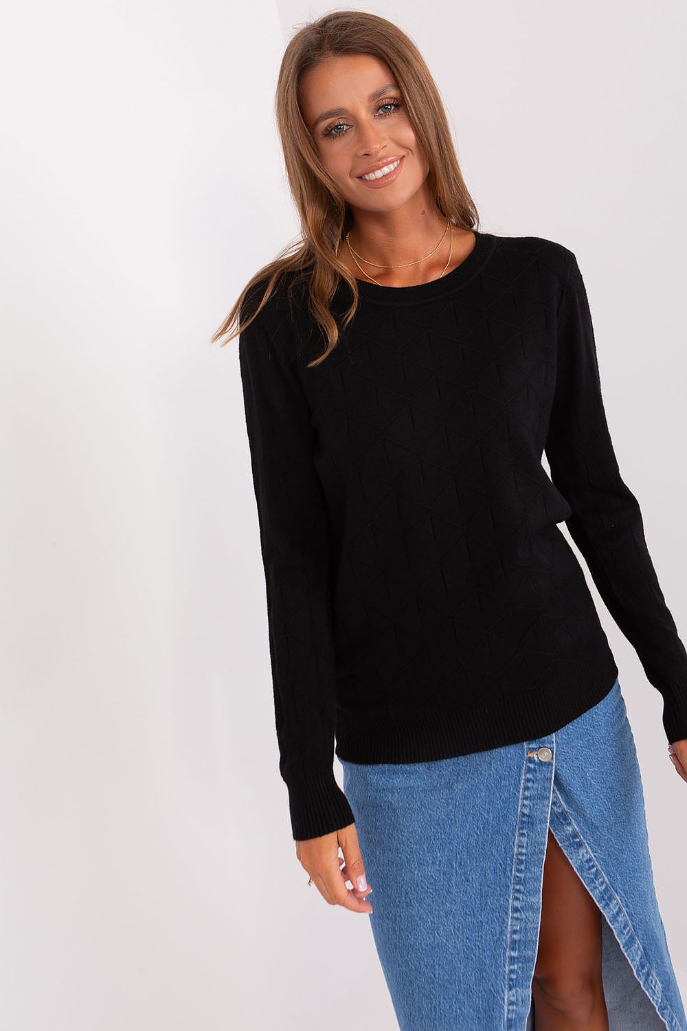 Luxurious women's cotton-blend jumper features long sleeves and a stylish round neckline, ideal for elevating everyday wear.