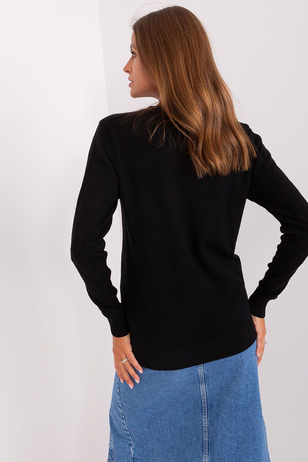 Fashionable women's jumper in a refined setting, demonstrating its versatility for both casual and sophisticated occasions.
