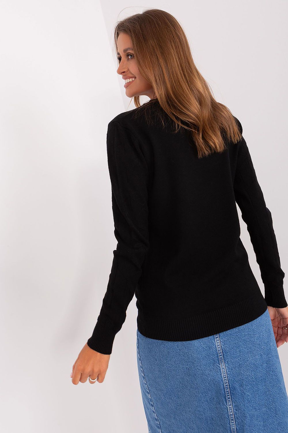 Elegant women's cotton-blend jumper featuring long sleeves and a classic round neckline, perfect for sophisticated everyday wear.