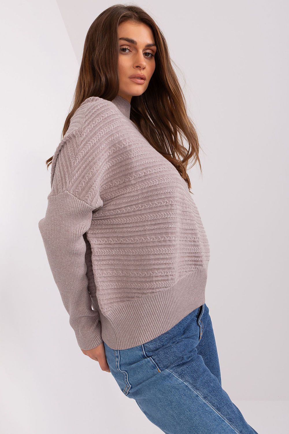 Comfortable long-sleeve women's sweater in a casual setting, ideal for everyday wear and social occasions.